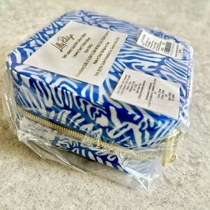 Lilly Pulitzer travel jewelry box in the pattern “Martinique Blue Zee Bebe”